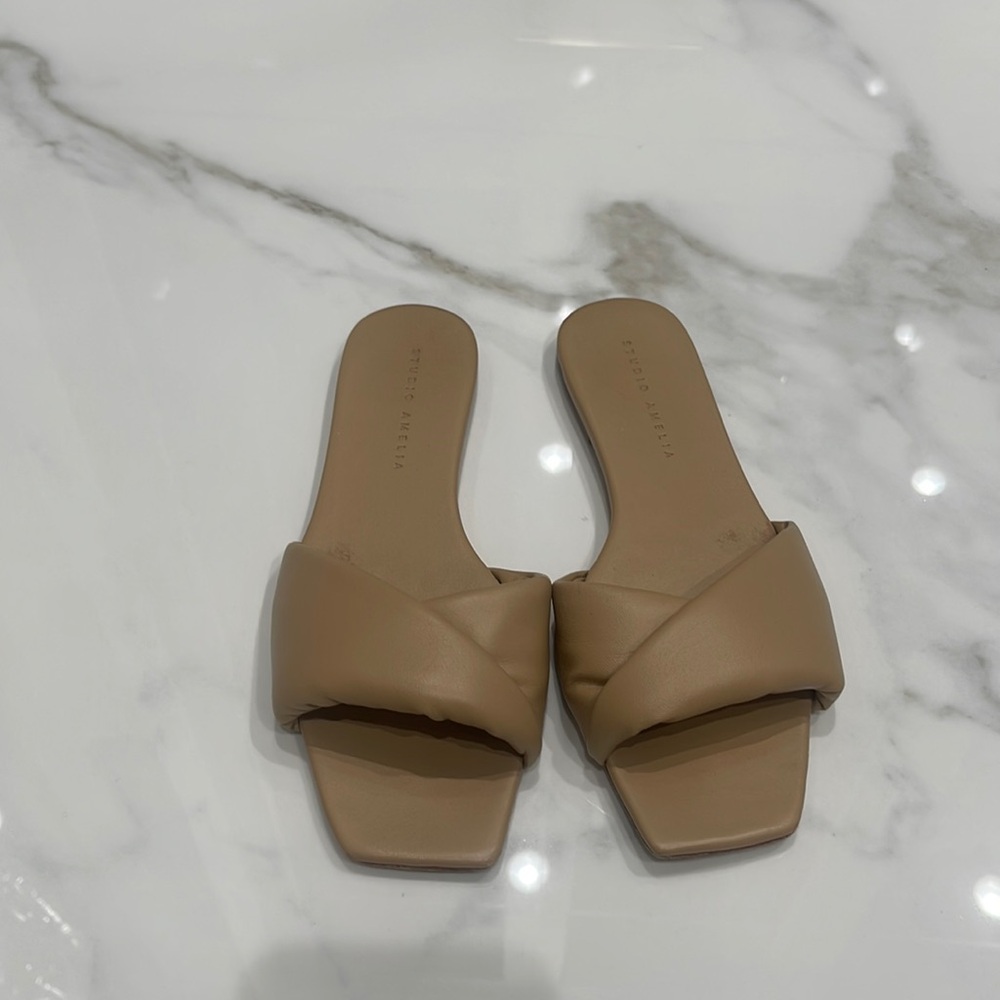 Studio Amelia beige flat sandals size 37.